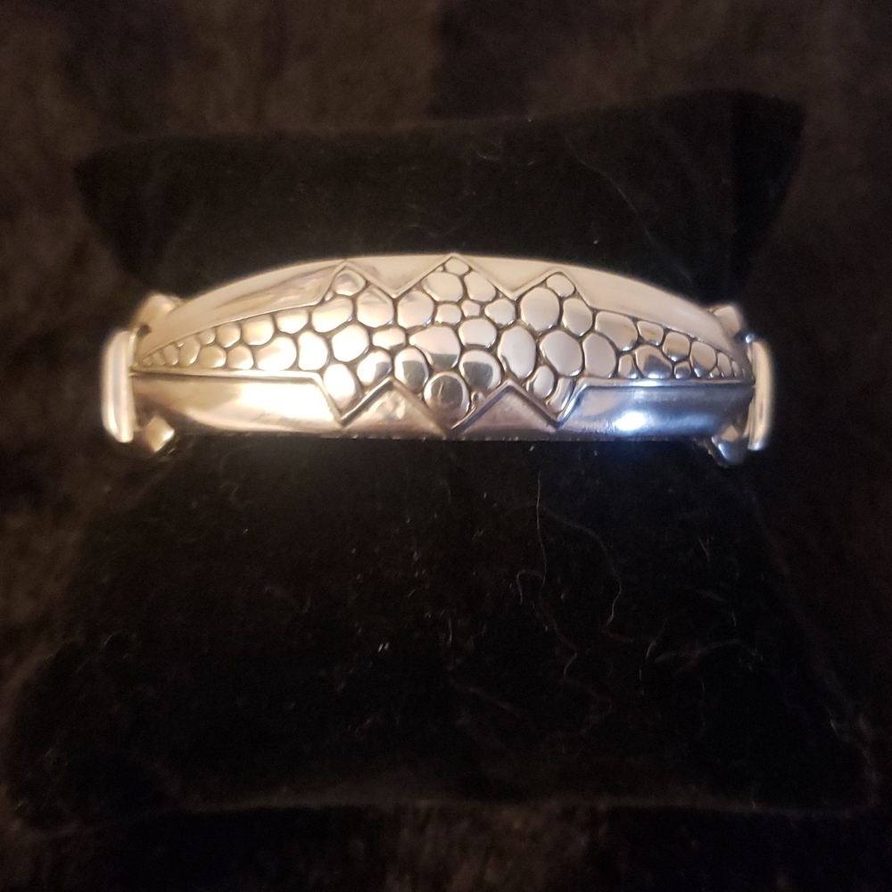 Sarda, silver oval bracelet. Push button opening with spring retention.